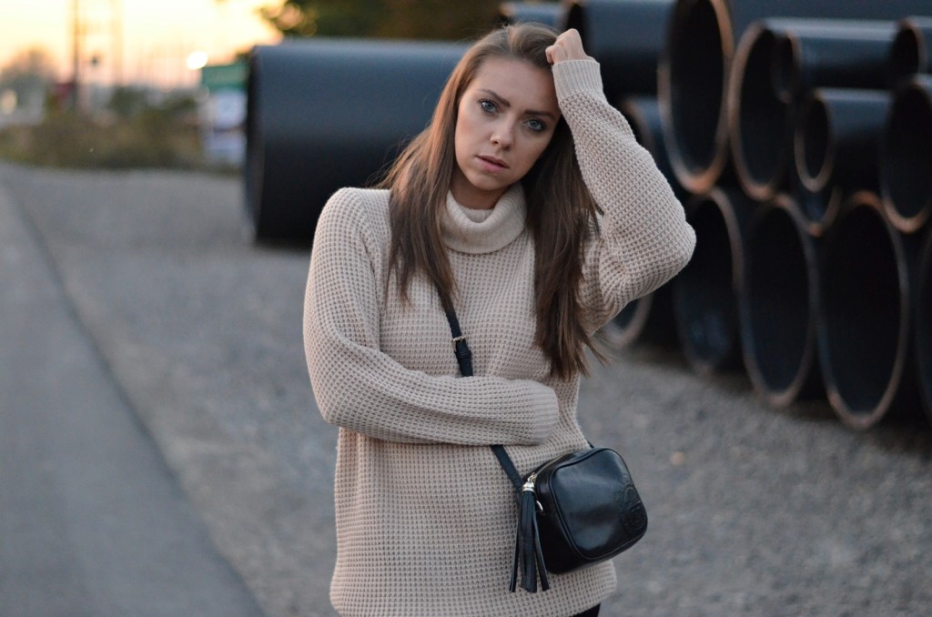 beżowy golf gruby sweter