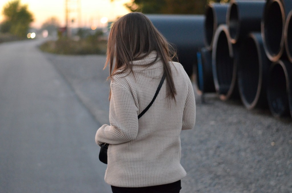bezowy sweter sweter mosquito