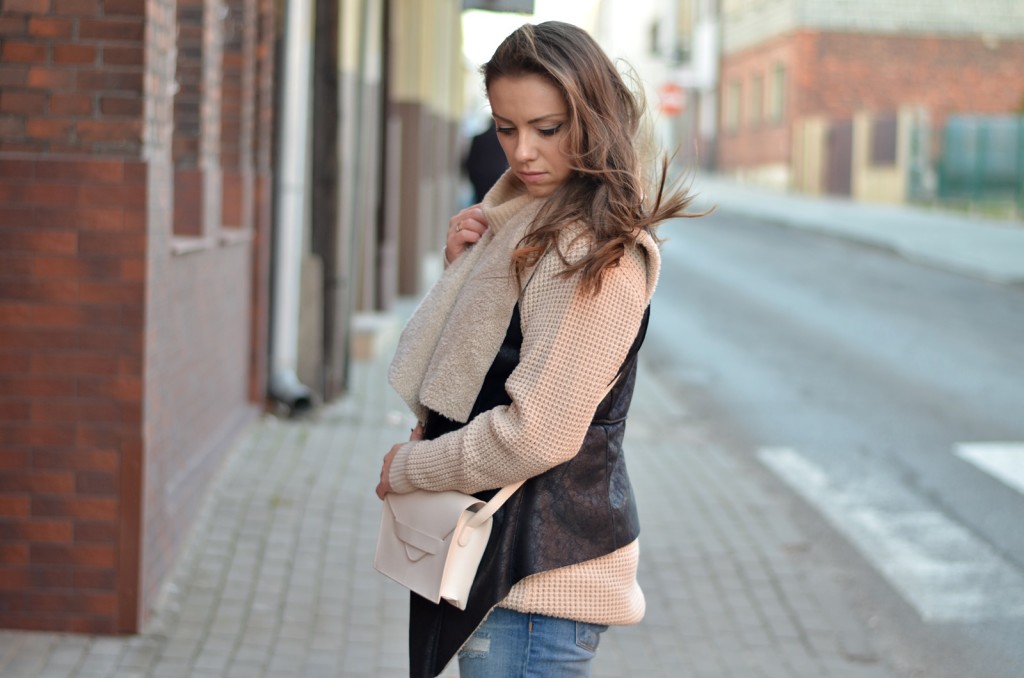 BEZOWY SWETER BEŻOWY SWETER I KAMIZELKA
