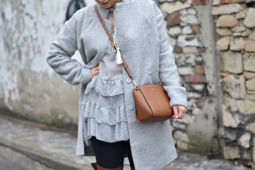 szary płaszcz i brązowe kozaki za kolano