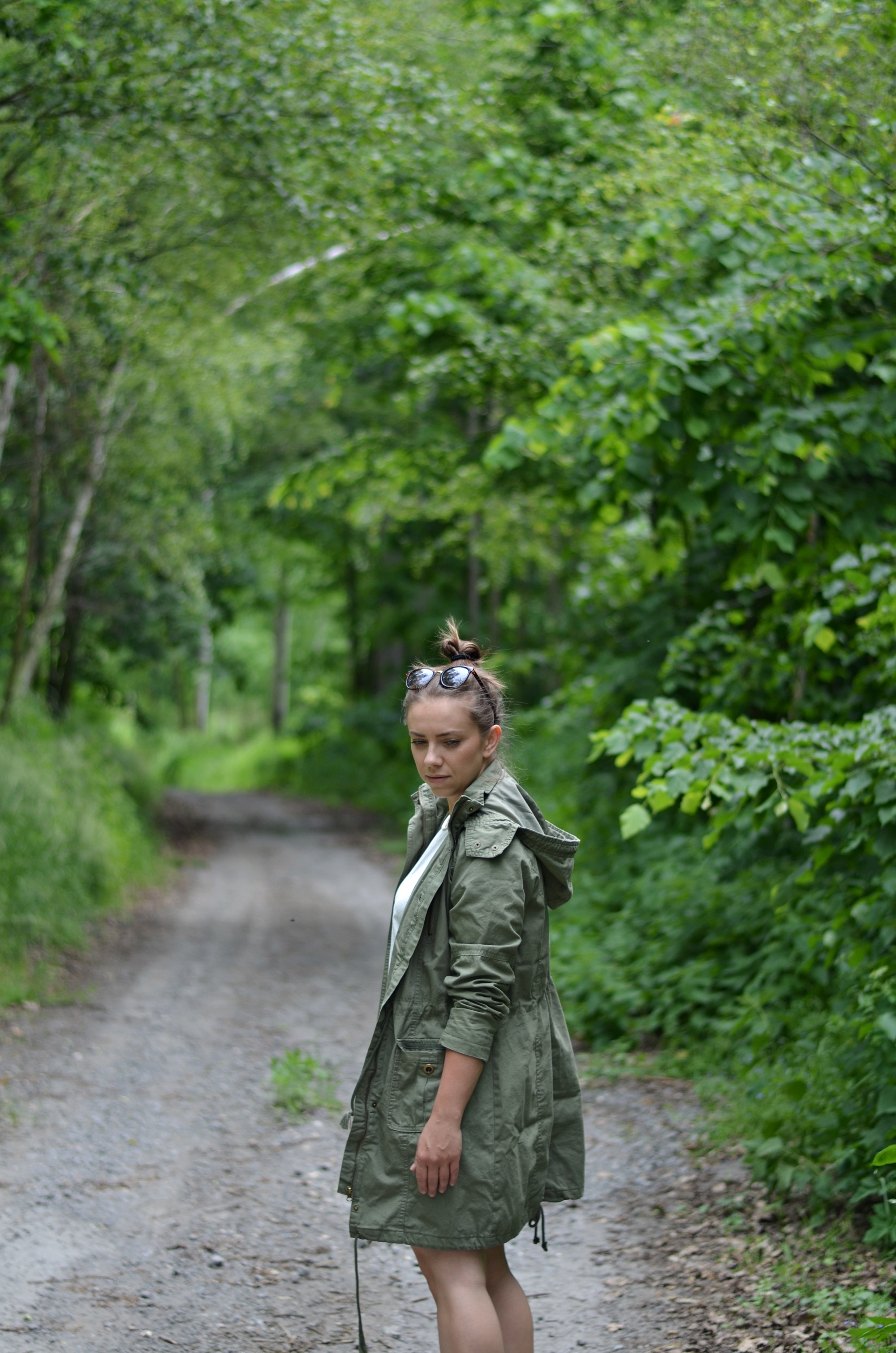 białe trampki w stylizacji