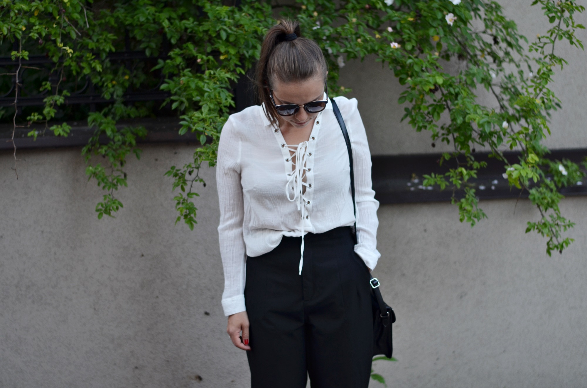 biała koszula z wiązaniem