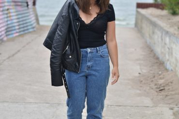 czarna ramoneska i spodnie fit mom