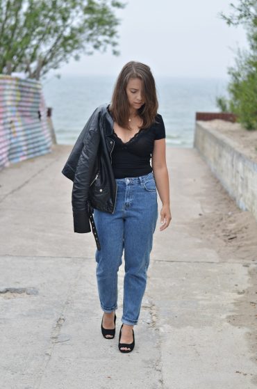 czarna ramoneska i spodnie fit mom