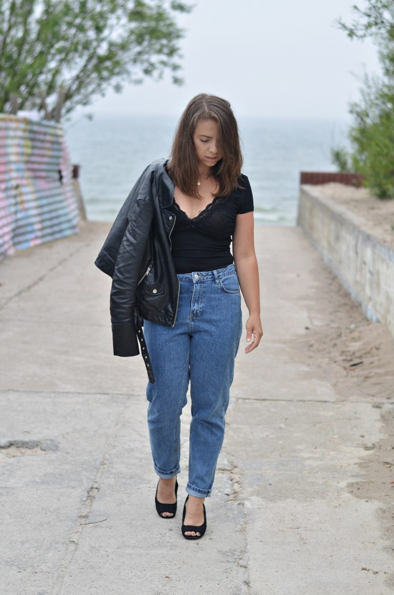 czarna ramoneska i spodnie fit mom