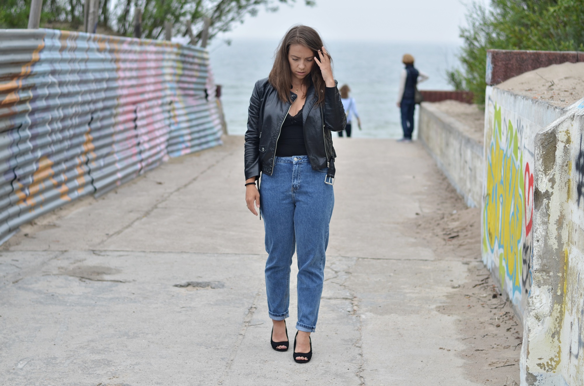 czarna ramoneska w stylizacji