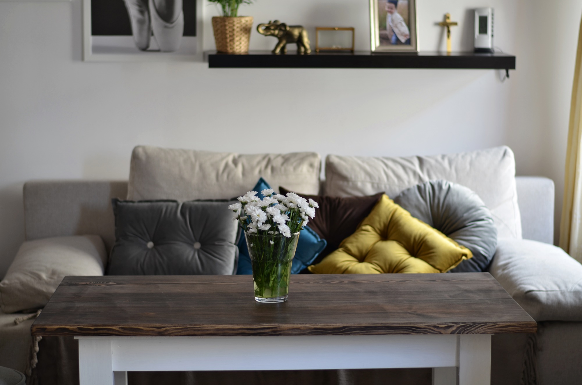 drewniany stół do salonu