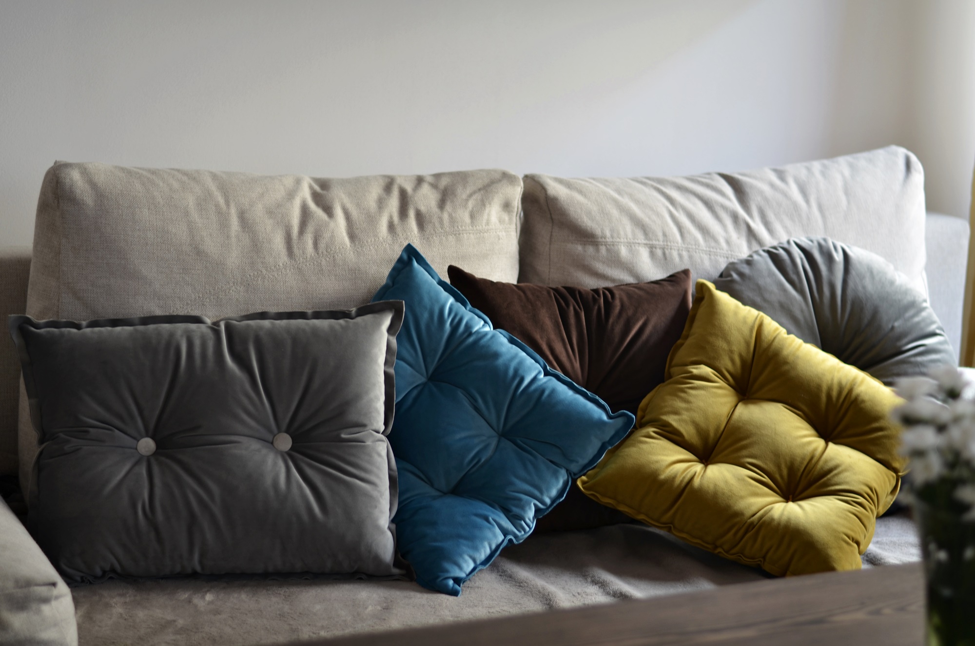 welurowe poduszki do salonu