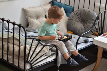 MATA W POKOJU DZIECKA