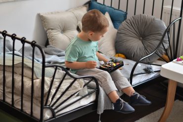 MATA W POKOJU DZIECKA