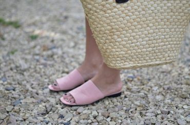 sukienka z lidla z wiklinowym koszykiem