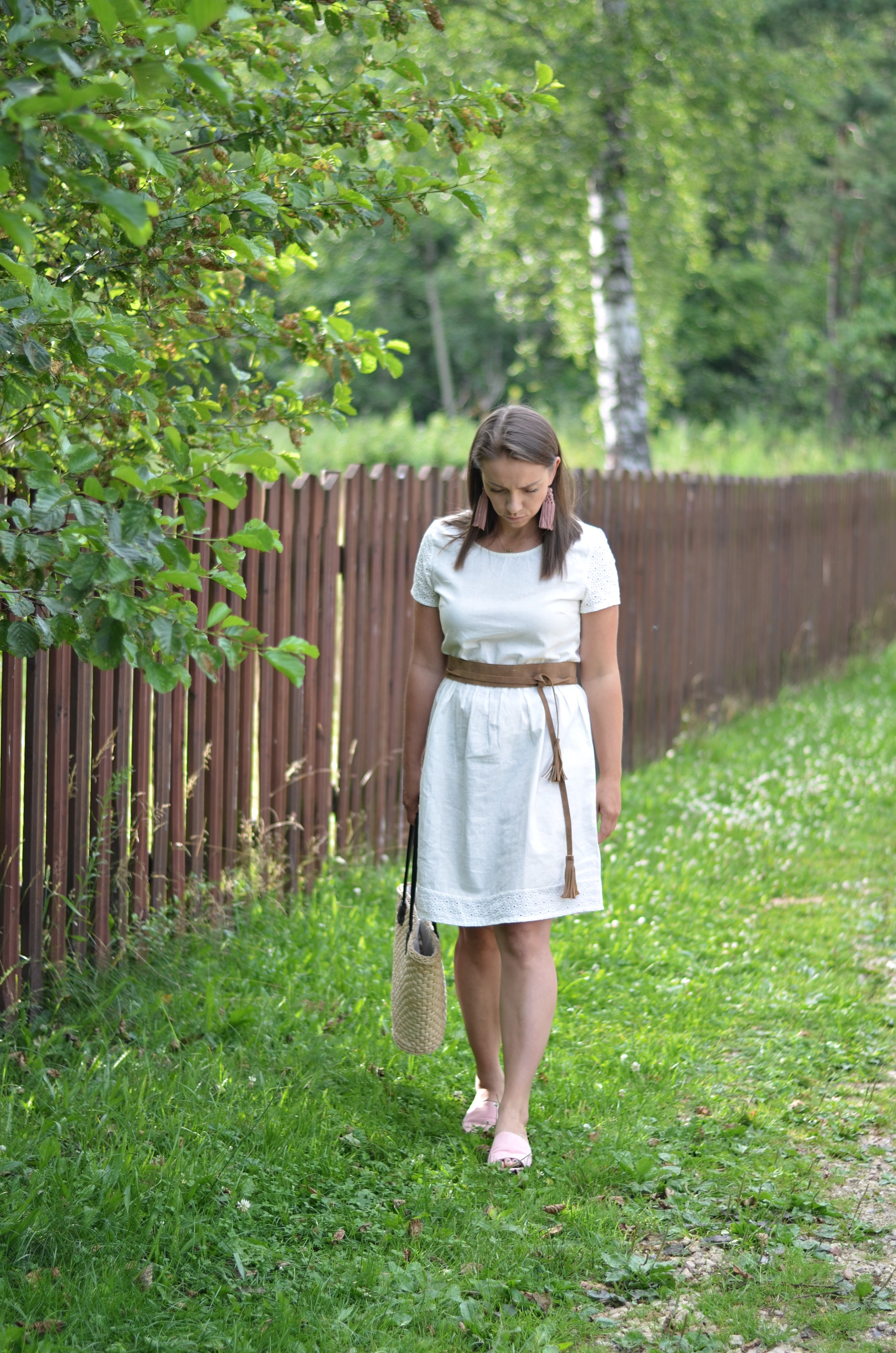 biała sukienka z lidla