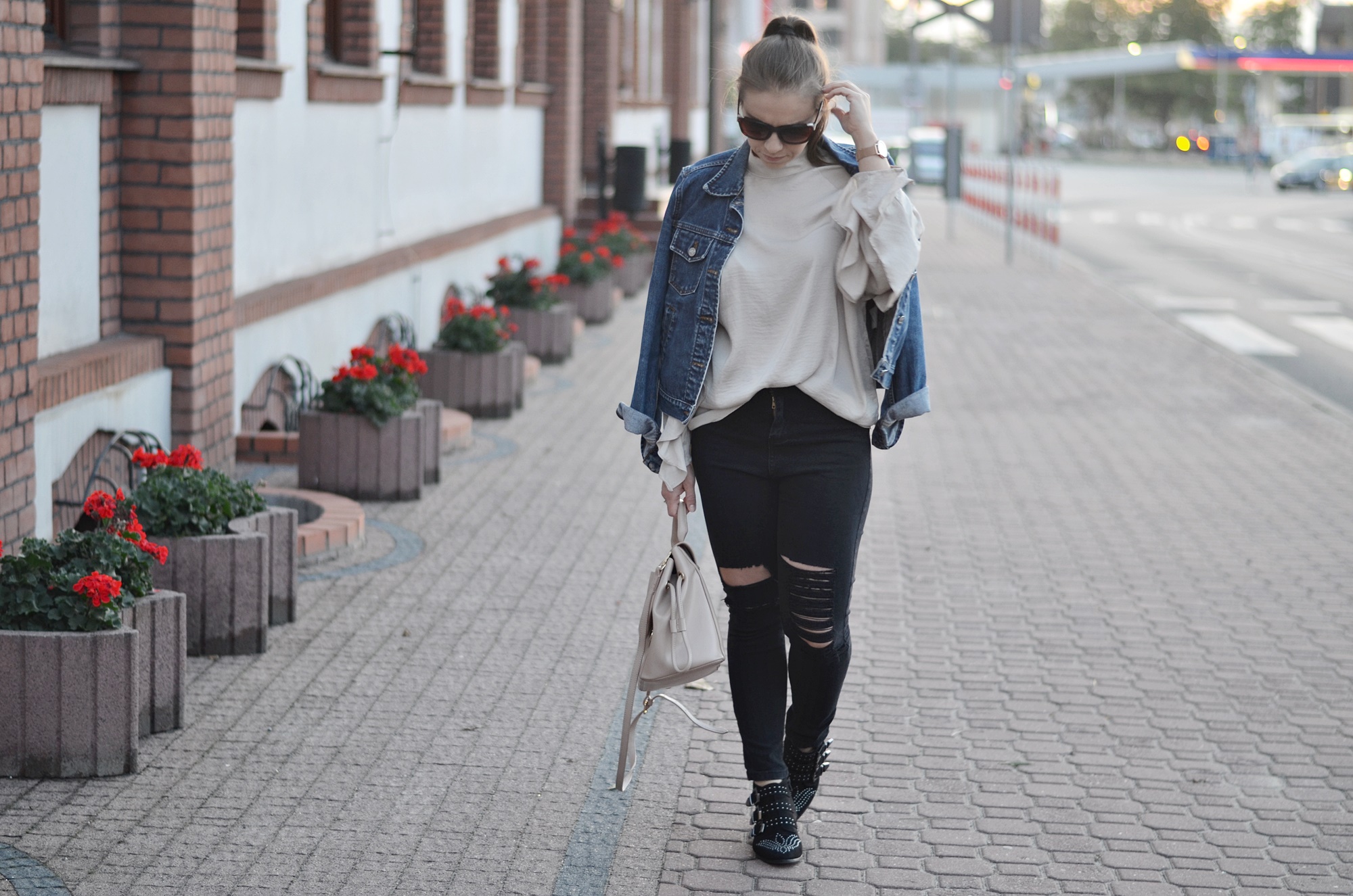 jeansowa kurtka stylizacje