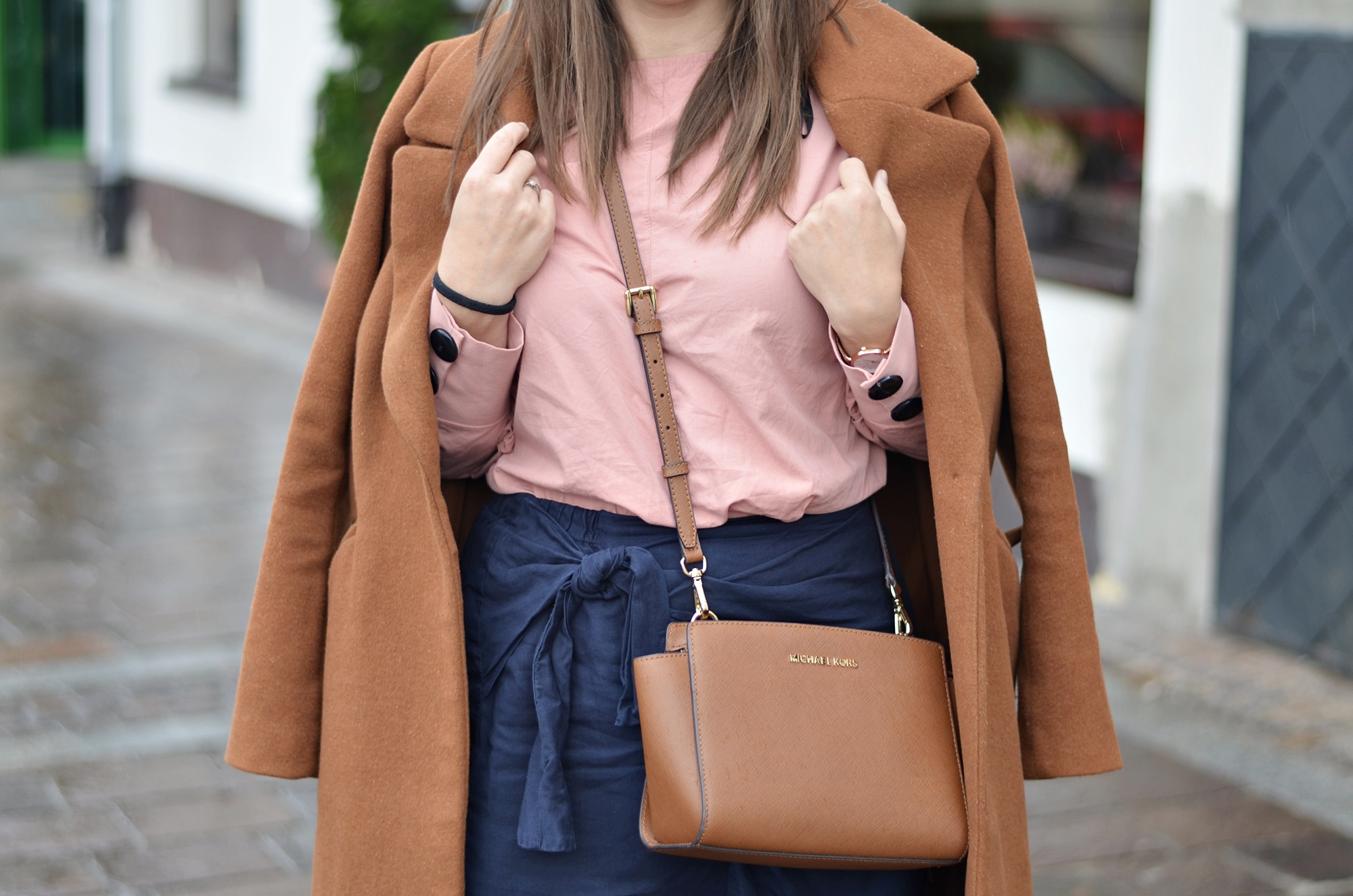 jesienna stylizacja stylizacja z miedzianym płaszczem