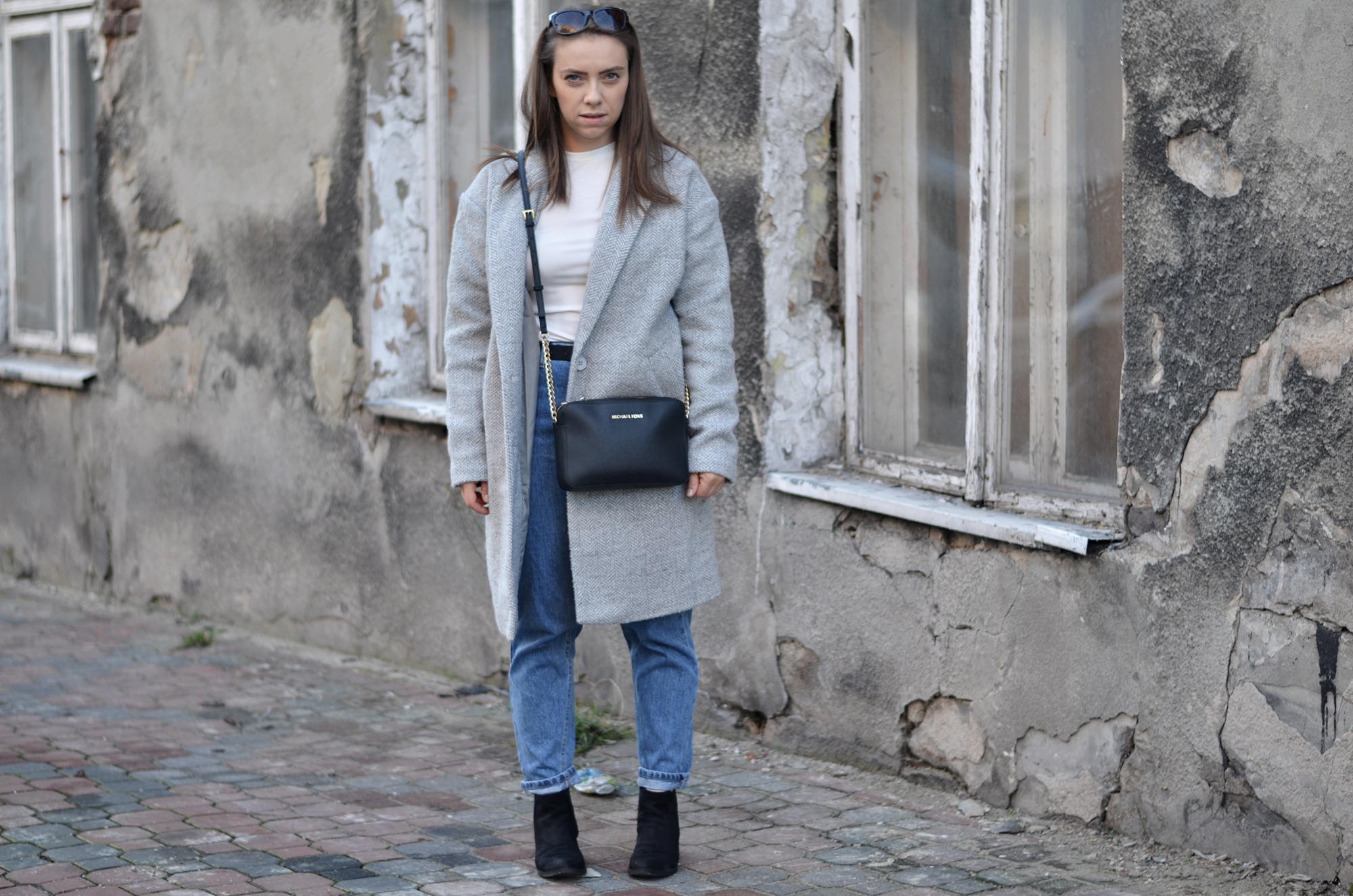szary płaszcz spodnie mom fit
