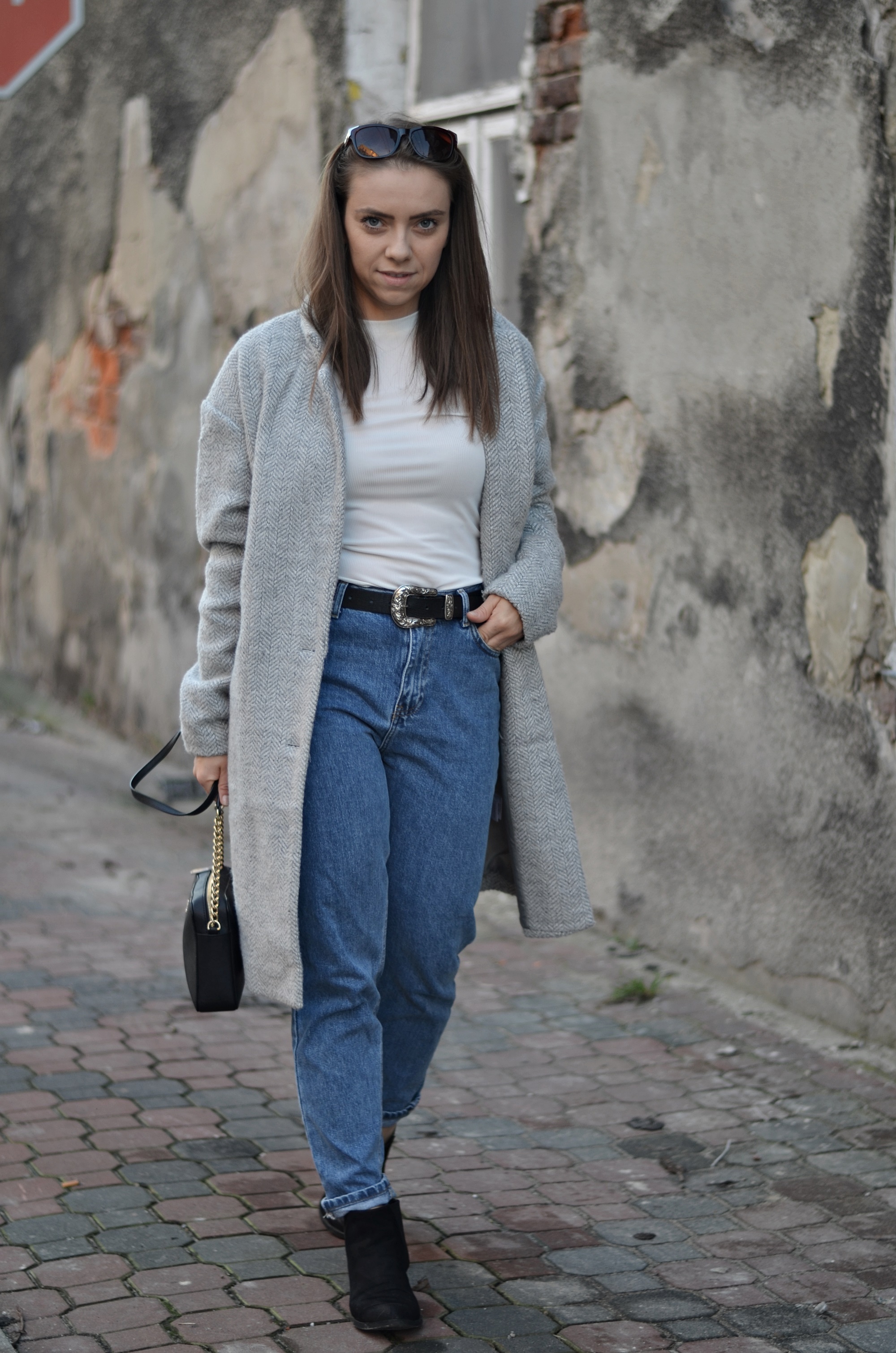 casual stylizacja z płaszczem mom fit spodnie