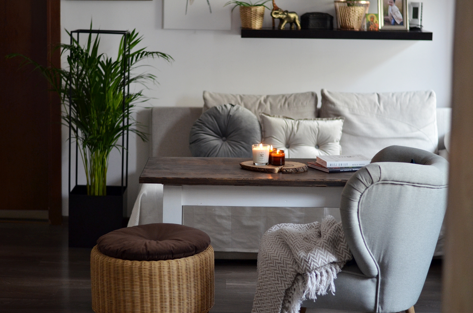 DONICA ZE STALI JAKO ŚWIETNY DODATEK W SALONIE