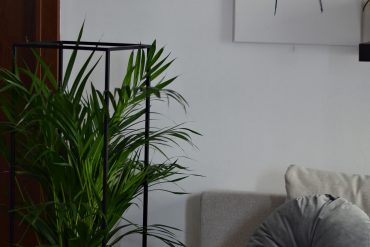 DONICA ZE STALI JAKO ŚWIETNY DODATEK W SALONIE