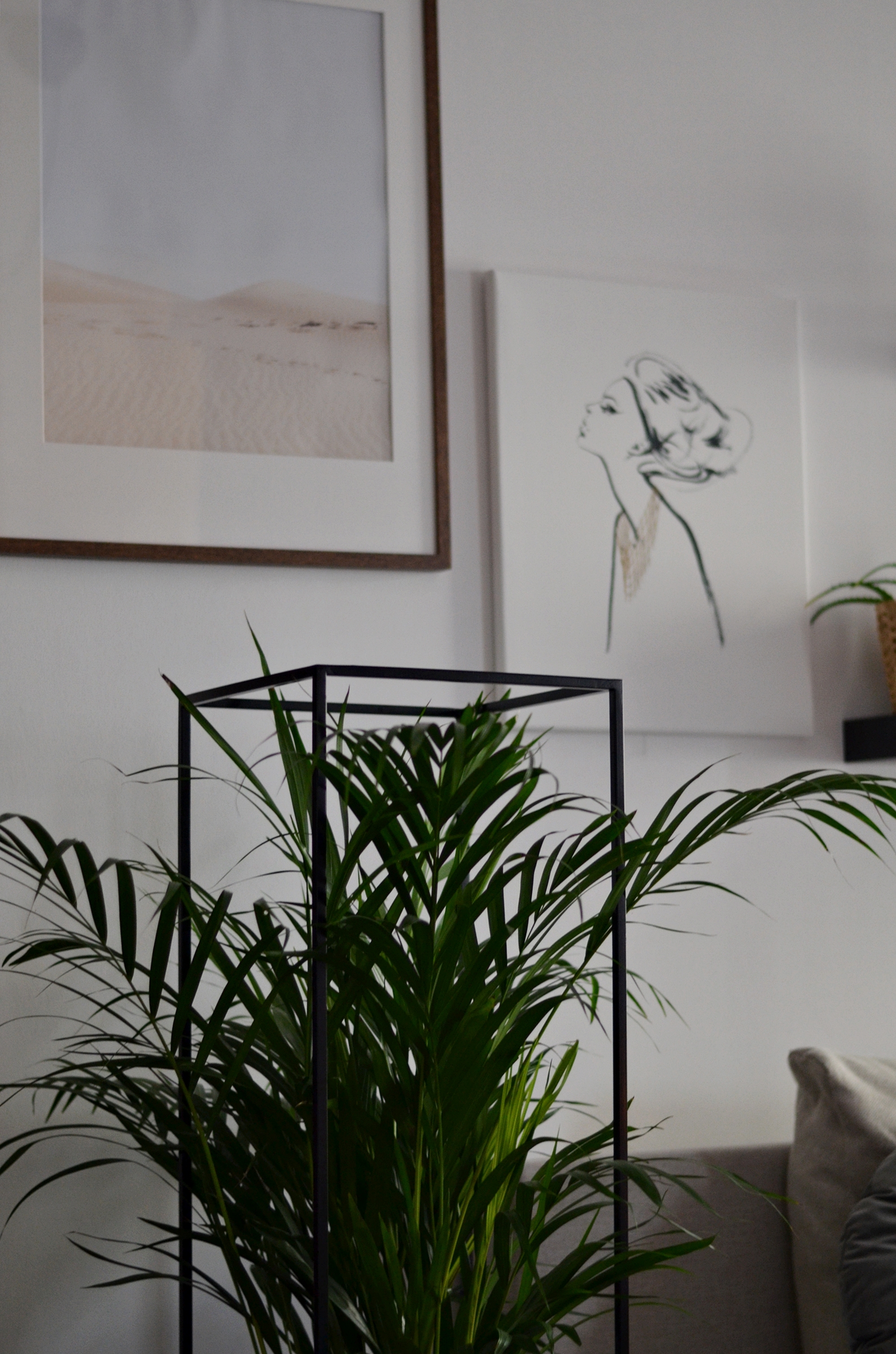 DONICA ZE STALI JAKO ŚWIETNY DODATEK W SALONIE