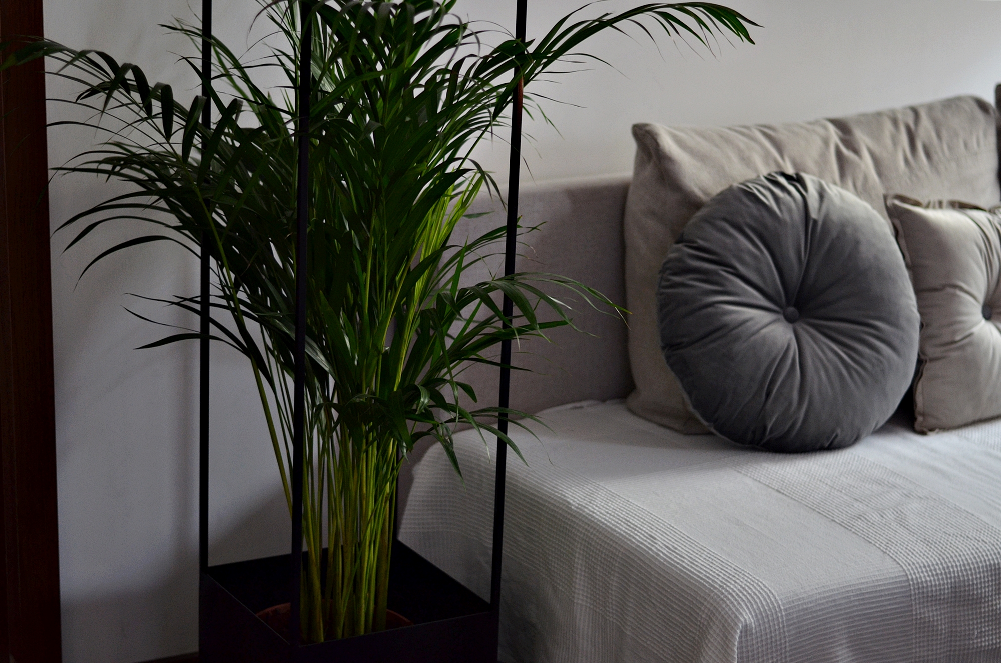 DONICA ZE STALI JAKO ŚWIETNY DODATEK W SALONIE