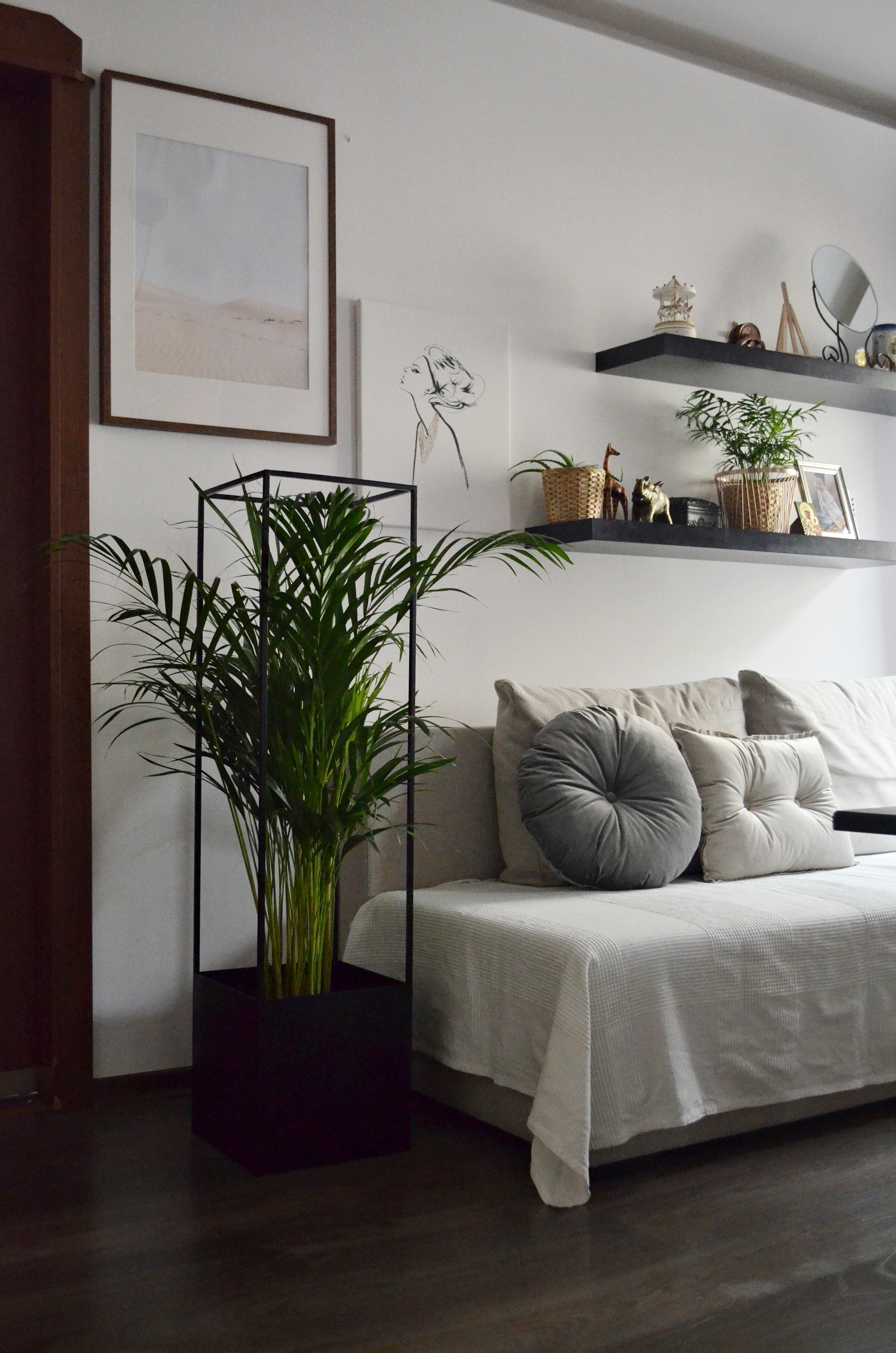 DONICA ZE STALI JAKO ŚWIETNY DODATEK W SALONIE