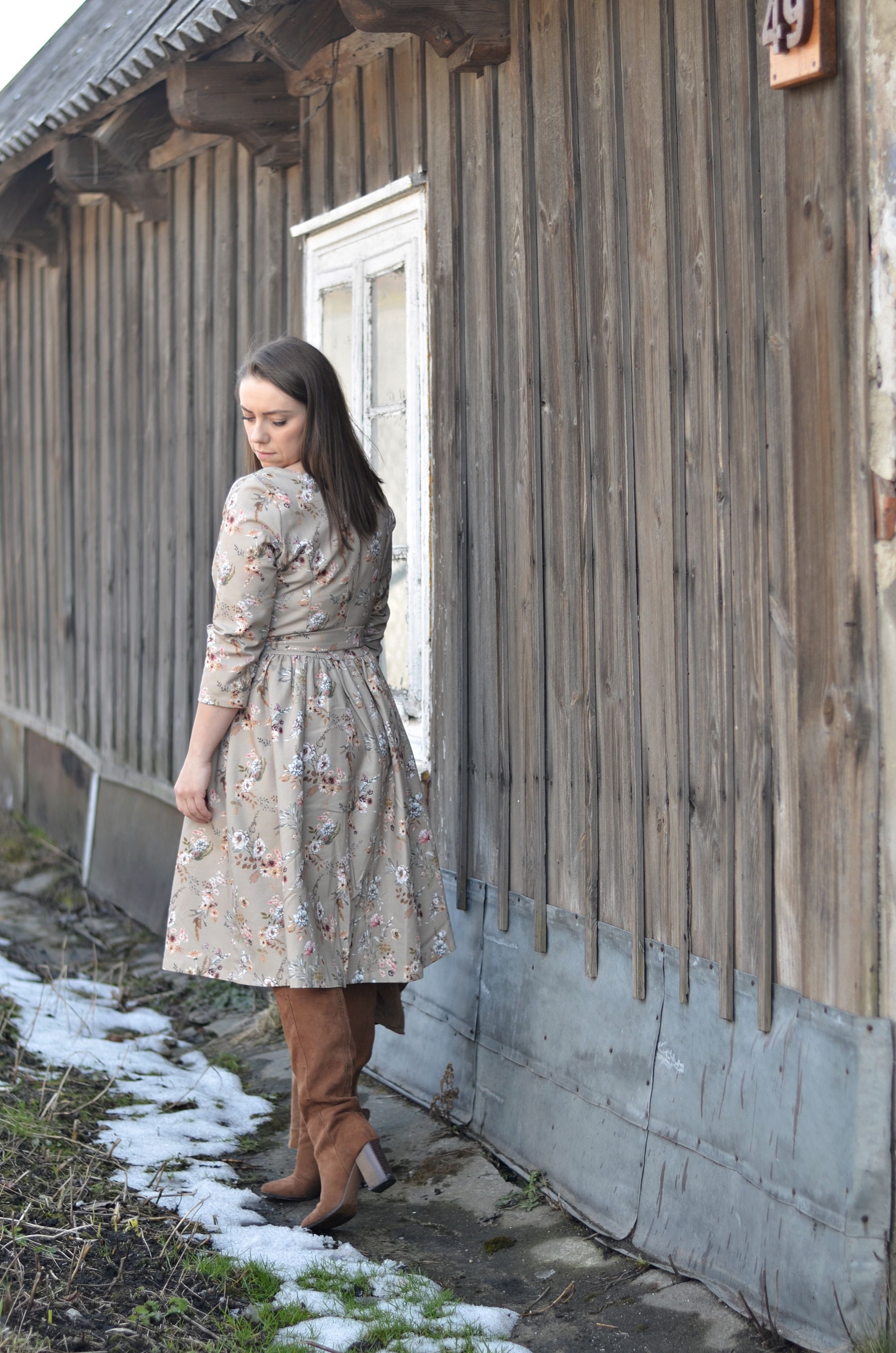 sukienka w kwiaty SUKIENKA Z MOTYWEM KWIATOWYM