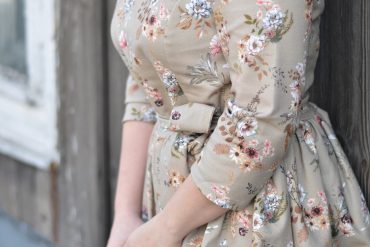 SUKIENKA Z MOTYWEM KWIATOWYM