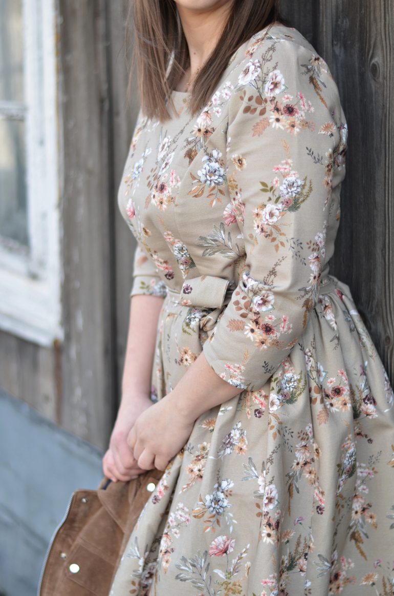 SUKIENKA Z MOTYWEM KWIATOWYM