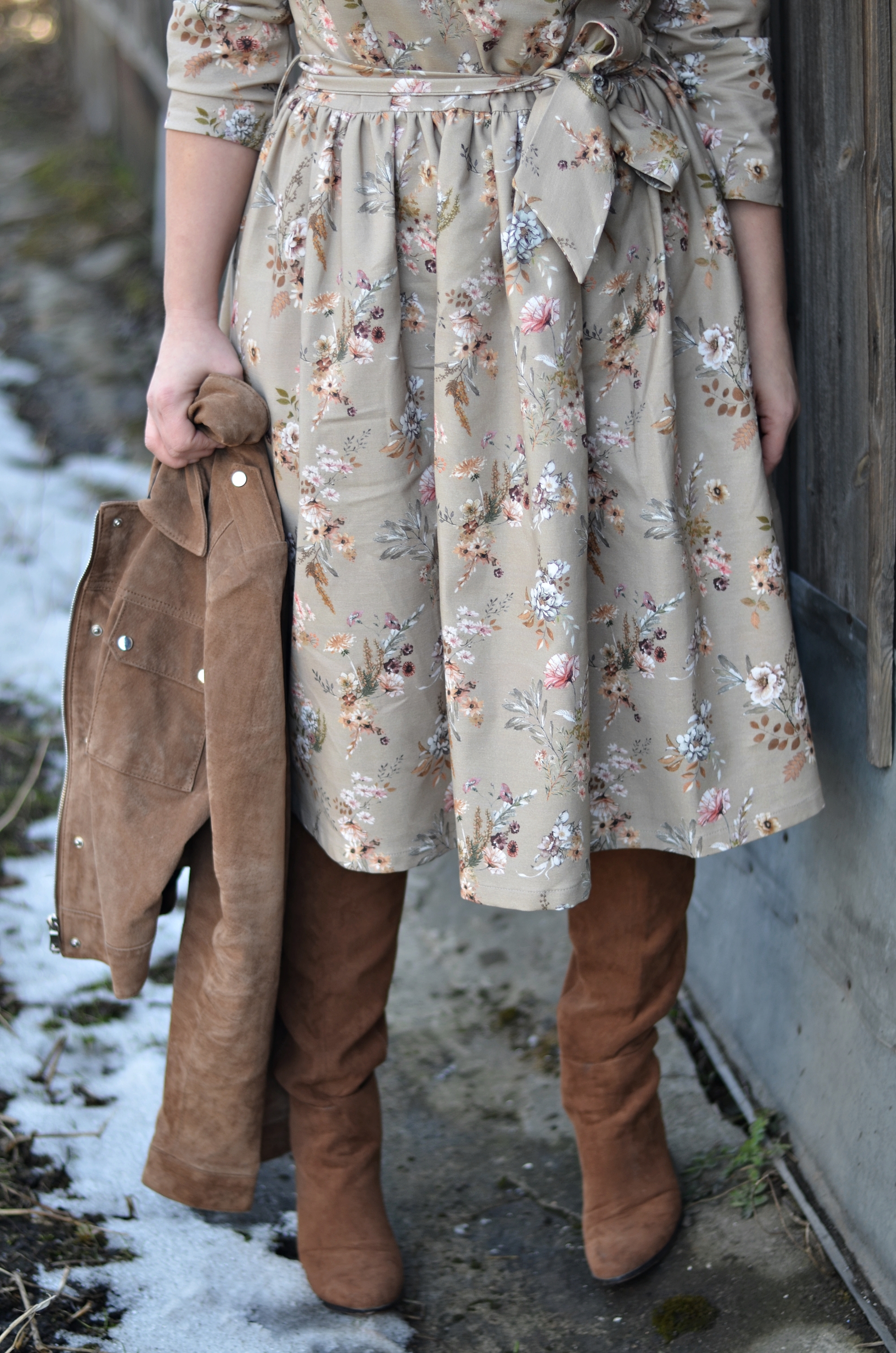 sukienka w kwiaty SUKIENKA Z MOTYWEM KWIATOWYM