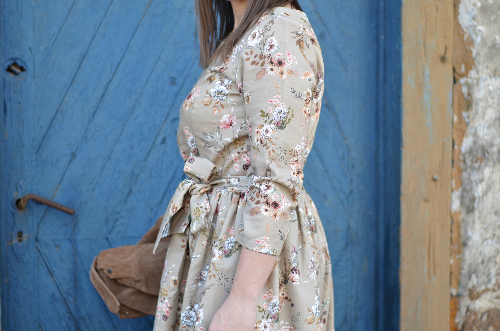 sukienka w kwiaty SUKIENKA Z MOTYWEM KWIATOWYM