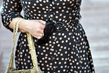 ciemna sukienka w groszki