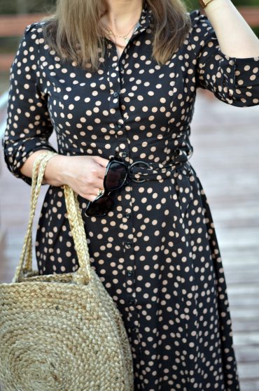 ciemna sukienka w groszki