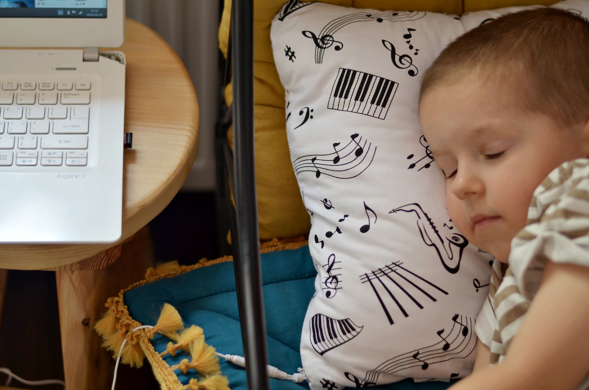 poduszka z głośnikiem GADŻETY, KTÓRE WARTO ZABRAĆ NA WAKACJE Z DZIECKIEM