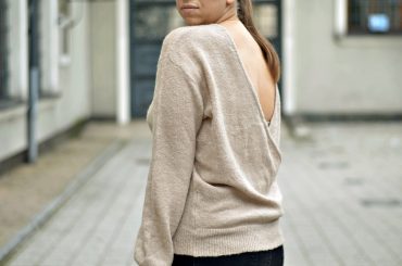 SWETER Z ODKRYTYMI PLECAMI