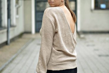 SWETER Z ODKRYTYMI PLECAMI