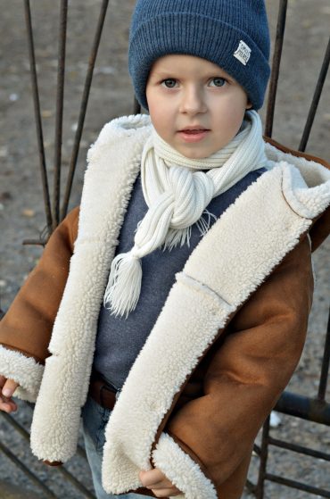 STYLIZACJA CHŁOPIĘCA Z BUCIKAMI BAMBINI I KOŻUSZKIEM