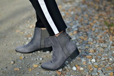 SZARE BOTKI W STYLIZACJI