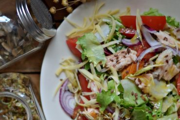 SAŁATKA Z ŁOSOSIEM