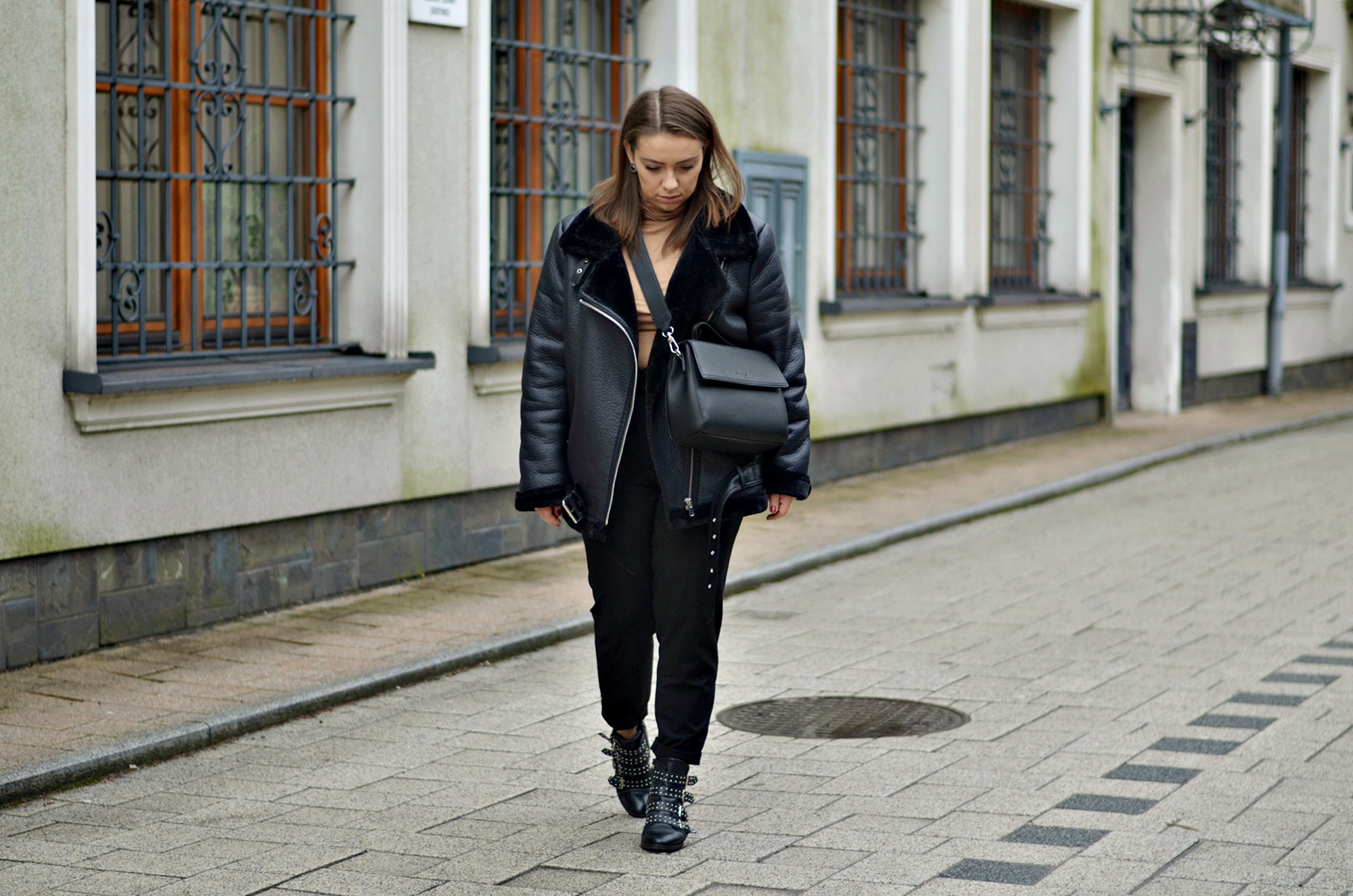 czarny kożuszek stylizacja