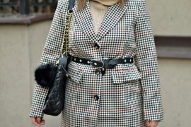 PŁASZCZ W KRATĘ I POWERBANK JAKO ŚWIETNY DODATEK DO STYLIZACJI