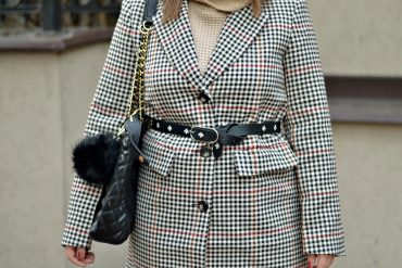 PŁASZCZ W KRATĘ I POWERBANK JAKO ŚWIETNY DODATEK DO STYLIZACJI