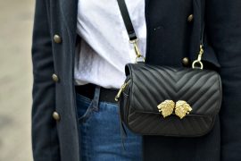 MILITARNY PŁASZCZ W STYLIZACJI Z BIAŁĄ KOSZULĄ