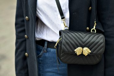 MILITARNY PŁASZCZ W STYLIZACJI Z BIAŁĄ KOSZULĄ