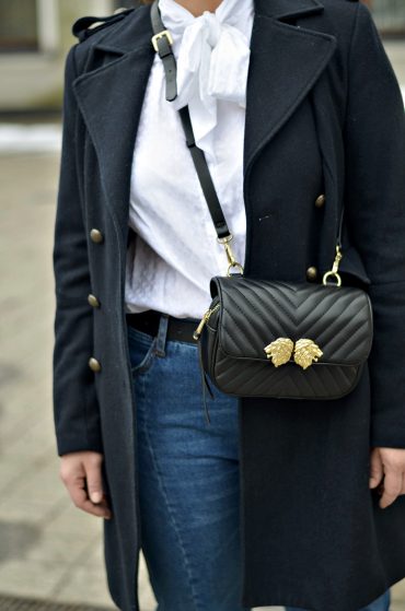 MILITARNY PŁASZCZ W STYLIZACJI Z BIAŁĄ KOSZULĄ