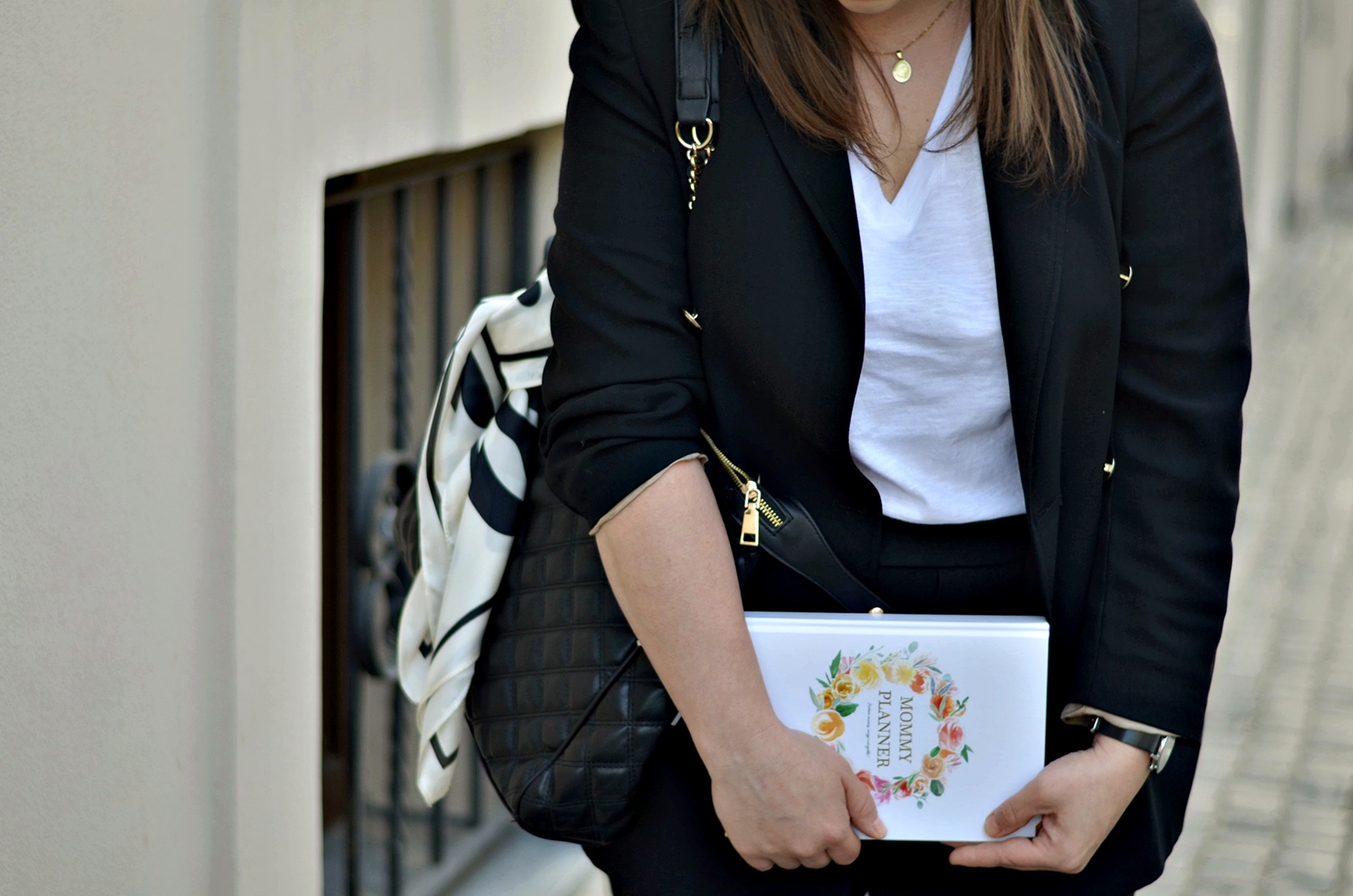 marynarka ze złotymi guzikami