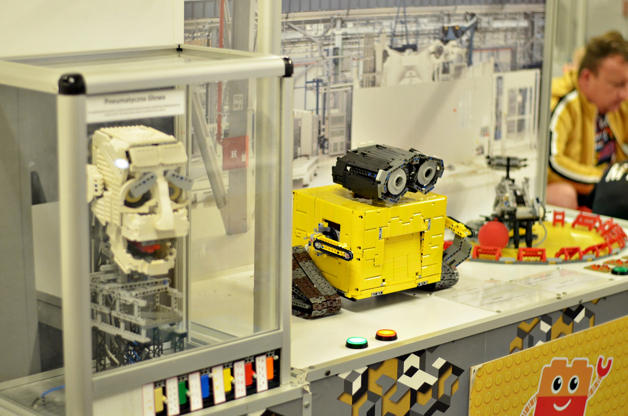 CO MA WPŁYW NA WYCHOWANIE DZIECKA? wystawa robotów z klocków lego klockoland