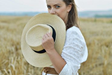 BIAŁA AŻUROWA SUKIENKA W STYLIZACJI