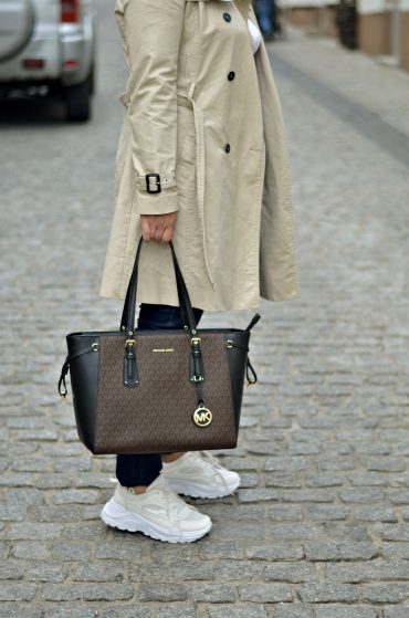 SPORTOWE BUTY W STYLIZACJI Z TRENCZEM