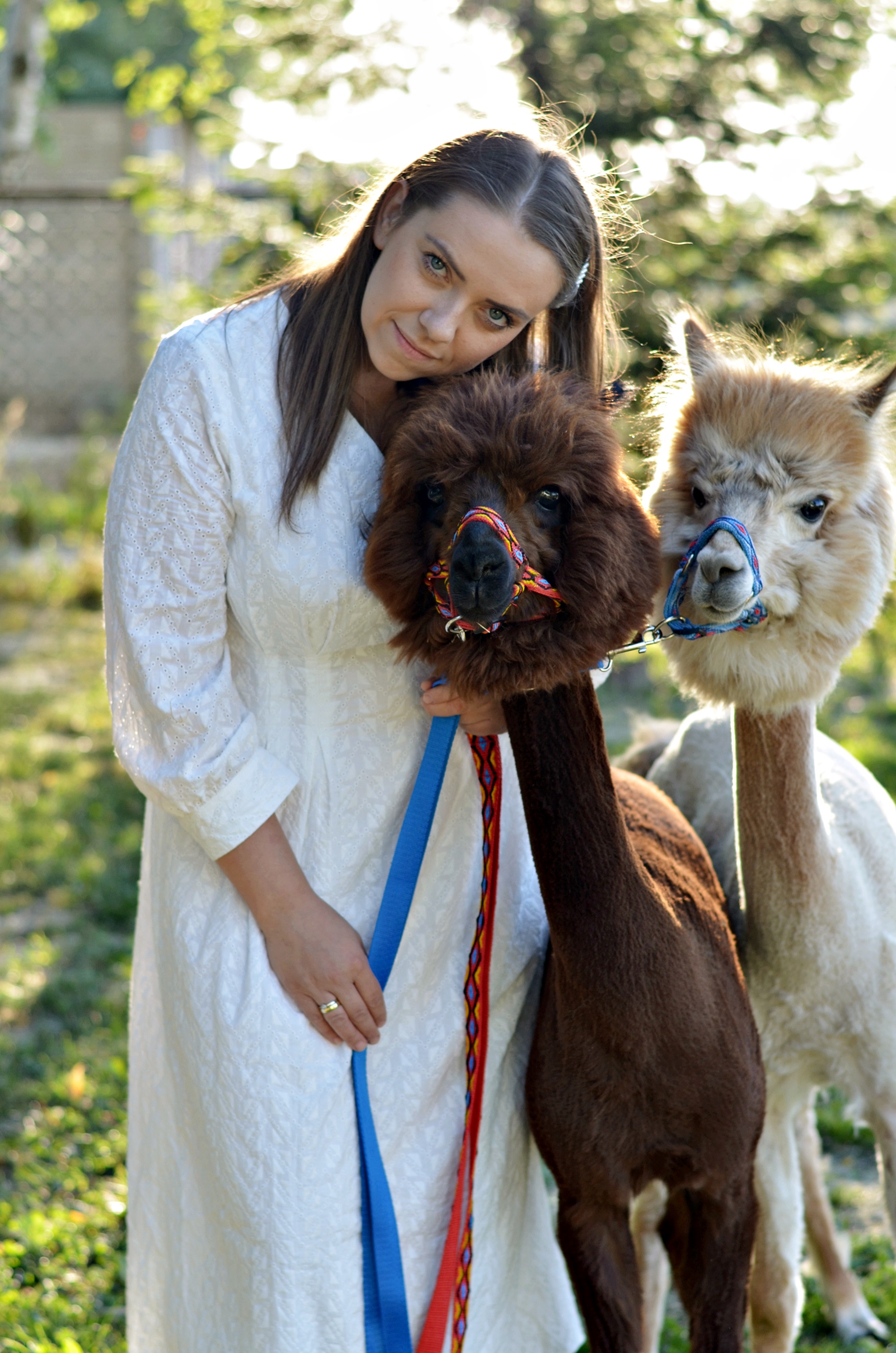 biała haftowana sukienka