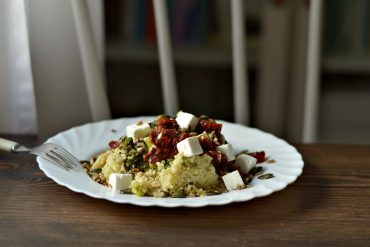 sałatka z kaszą jaglaną